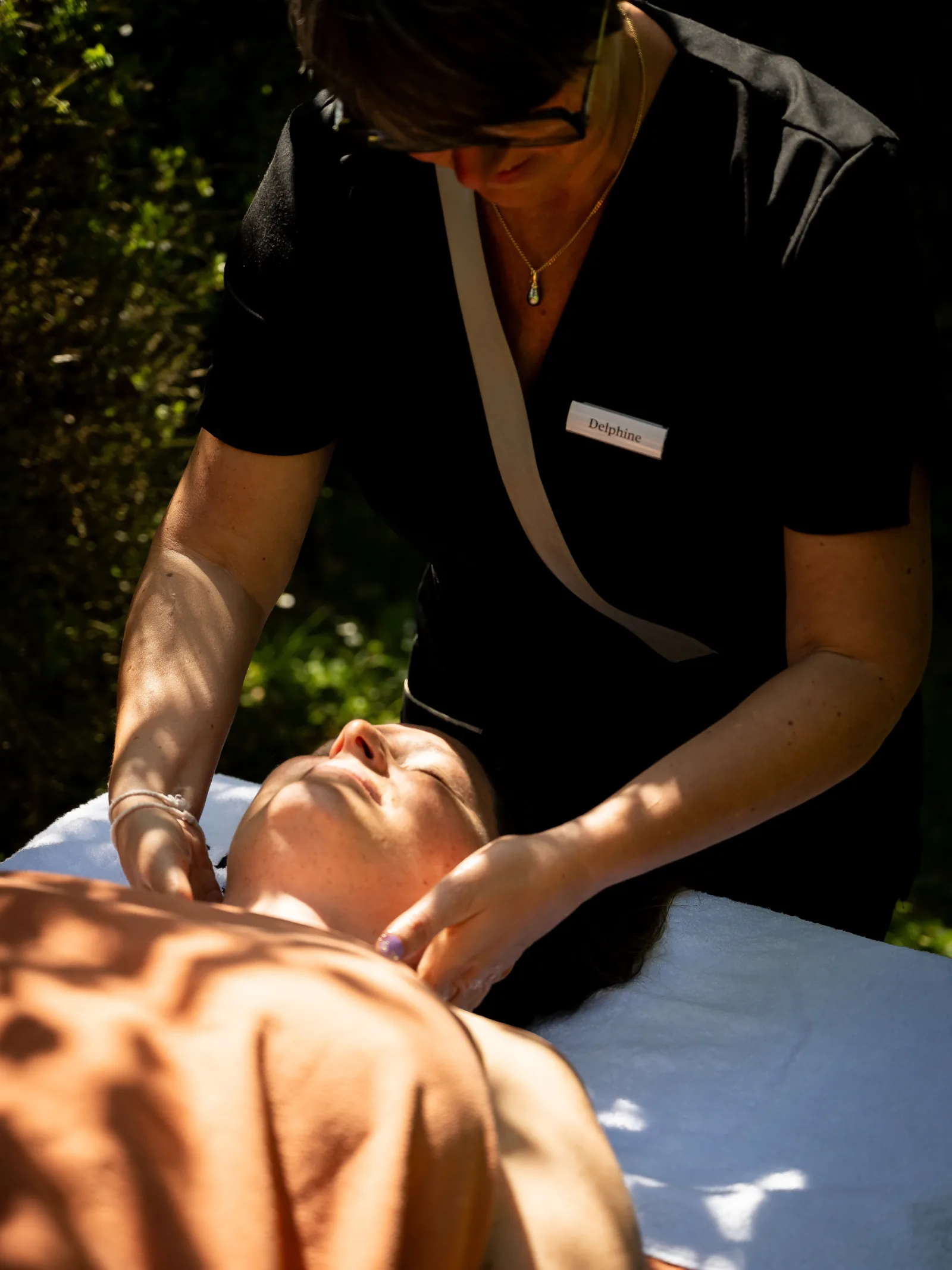 Massage en plein air au spa du Domaine de Camboyer